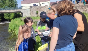 Dunières : les écoliers au chevet de la rivière