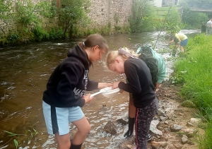 Dunières : les écoliers au chevet de la rivière