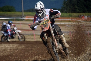 Course sur prairie de Saint-Maurice-de-Lignon : les motos Open (série 1)