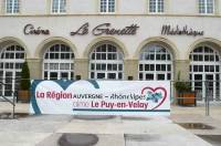 La banderole est visible sur la scène installée sur la place de la Victoire.