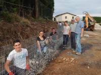 Grazac : onze jeunes montent un mur en gabion au stade de &quot;Villedemont&quot;