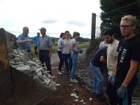 Grazac : onze jeunes montent un mur en gabion au stade de &quot;Villedemont&quot;