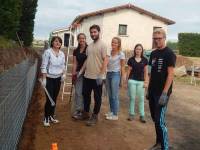 Grazac : onze jeunes montent un mur en gabion au stade de &quot;Villedemont&quot;