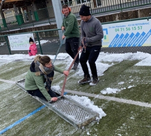 Retournac : quand les footballeurs déneigent le terrain avant leur match