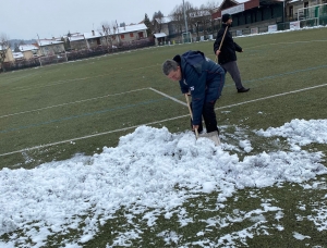 Retournac : quand les footballeurs déneigent le terrain avant leur match