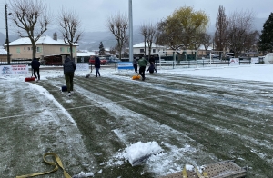 Retournac : quand les footballeurs déneigent le terrain avant leur match