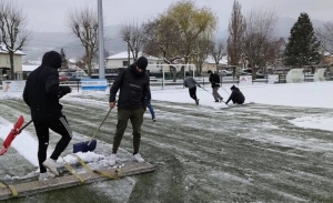 Retournac : quand les footballeurs déneigent le terrain avant leur match