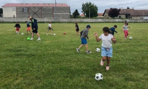 Initiation football pour les CP-CE1-CE2 de l’école Claudie Haigneré de Saint-Maurice-de-Lignon