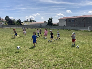 Initiation football pour les CP-CE1-CE2 de l’école Claudie Haigneré de Saint-Maurice-de-Lignon