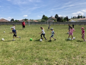 Initiation football pour les CP-CE1-CE2 de l’école Claudie Haigneré de Saint-Maurice-de-Lignon