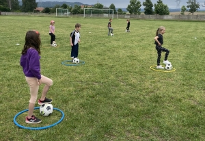 Initiation football pour les CP-CE1-CE2 de l’école Claudie Haigneré de Saint-Maurice-de-Lignon