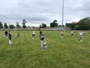 Initiation football pour les CP-CE1-CE2 de l’école Claudie Haigneré de Saint-Maurice-de-Lignon