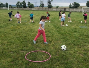 Initiation football pour les CP-CE1-CE2 de l’école Claudie Haigneré de Saint-Maurice-de-Lignon