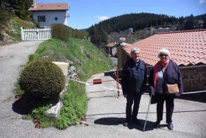 Marcel Bochet et Andrée Beaulaigue devant la route fermée depuis le 31 octobre