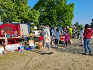 La Chapelle-d&#039;Aurec : un vide-greniers sous le soleil