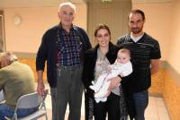 Etienne Guinamand, 87 ans, avec son arrière-petite-fille, Valentine Joubert, 3 mois, fille de Ludovic et Catherine Joubert