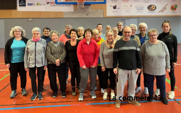 Cécile Masclet à gauche et Pauline, sa fille à droite avec le groupe Basket Santé de Beauzac.||