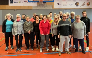 Cécile Masclet à gauche et Pauline, sa fille à droite avec le groupe Basket Santé de Beauzac.