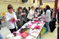 Les stands sont largement fournis en habits pour enfants et en accessoires.