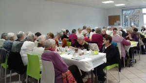 Monistrol-sur-Loire : repas de Noël en avance pour le groupe &quot;Solidaires au-delà de la solitude&quot;