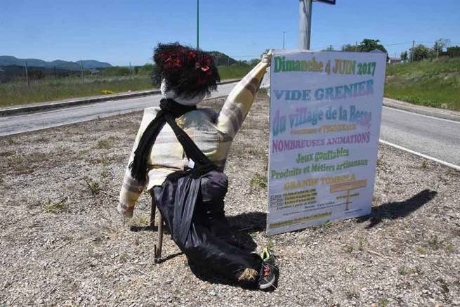 L&#039;épouvantail installé au rond-point d&#039;Alinhac a été dégradé.|||