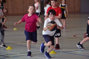 Retournac : de jeunes basketteurs de Haute-Loire en stage au gymnase