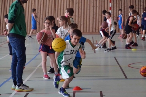 Retournac : de jeunes basketteurs de Haute-Loire en stage au gymnase