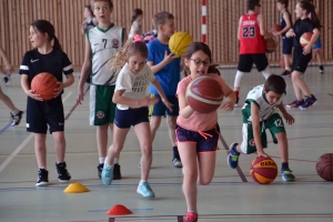 Retournac : de jeunes basketteurs de Haute-Loire en stage au gymnase