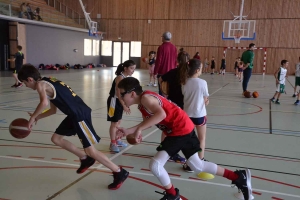 Retournac : de jeunes basketteurs de Haute-Loire en stage au gymnase