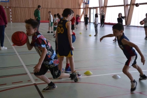 Retournac : de jeunes basketteurs de Haute-Loire en stage au gymnase