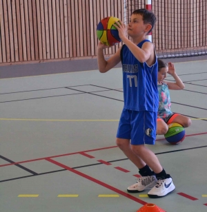 Retournac : de jeunes basketteurs de Haute-Loire en stage au gymnase