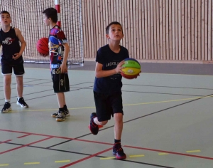 Retournac : de jeunes basketteurs de Haute-Loire en stage au gymnase