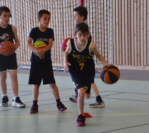 Retournac : de jeunes basketteurs de Haute-Loire en stage au gymnase