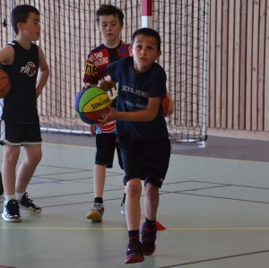 Retournac : de jeunes basketteurs de Haute-Loire en stage au gymnase