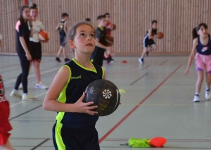 Retournac : de jeunes basketteurs de Haute-Loire en stage au gymnase