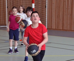 Retournac : de jeunes basketteurs de Haute-Loire en stage au gymnase