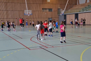 Retournac : de jeunes basketteurs de Haute-Loire en stage au gymnase