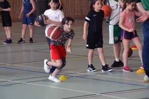 Retournac : de jeunes basketteurs de Haute-Loire en stage au gymnase