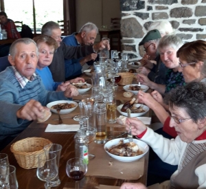 Les aînés autour des tables aux Vastres