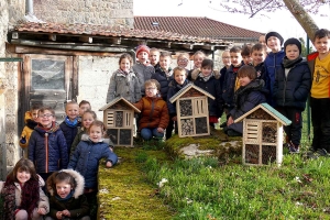 Des hôtels à insectes installés à l’école de Grazac