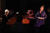 La mezzo soprano Florence Recanzone accompagnée par la pianiste Carol Lipkind.|||