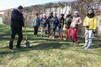 Monistrol-sur-Loire : les écoliers créent un arboretum le long du Piat