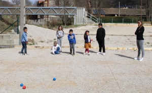 Riotord : les écoliers initiés à la pétanque avec RioPétanque