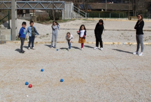 Riotord : les écoliers initiés à la pétanque avec RioPétanque