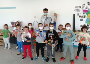 Montfaucon : les écoliers de Saint-Joseph se familiarisent avec le tennis