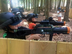 Monistrol-sur-Loire : des parties de laser en plein air pour les adolescents du Beauvoir