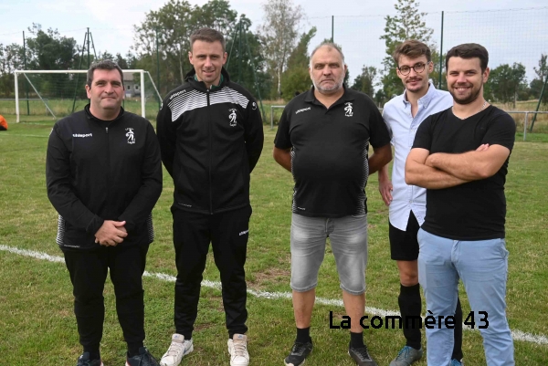 Les dirigeants des deux clubs ont acté l&#039;entente pour les jeunes|Un match amical seniors s&#039;est joué samedi à Recharinges||