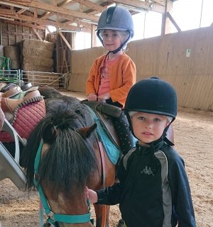 Lapte : sortie à la ferme de Saint-Front pour les maternelles de l&#039;école du Petit Suc