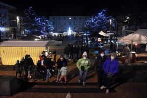 700 lanternes en papier illuminent le ciel d&#039;Yssingeaux