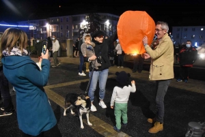 700 lanternes en papier illuminent le ciel d&#039;Yssingeaux